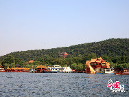 West Lake is a famous freshwater lake located in the historic center of Hangzhou, Zhejiang Province. It is surrounded by mountains on three sides. This well-known scenic spot has been admission-free except for some temples since 2002. If you are looking for a natural setting of peaks, serene forests, dense foliage and various blossoms, West Lake is a must-see retreat. [Photo by Hu Di]