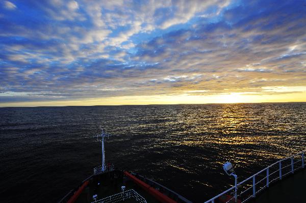 China&apos;s icebreaker &apos;Xuelong,&apos; or &apos;Snow Dragon&apos; sails on the northwest Pacific Ocean, Sept. 5, 2010. The fourth Chinese Arctic scientific expedition team returned to northwest Pacific Ocean on Sunday by &apos;Xuelong&apos; after completing its tasks on the North Pole.