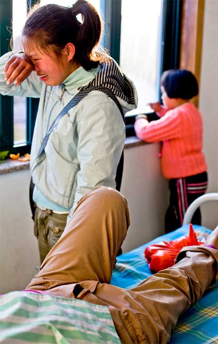 Li Qiaoli cries when her mother can't recognize her and her sister.