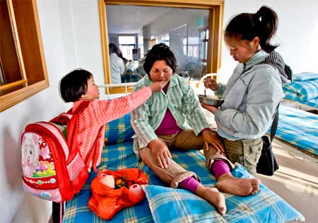 Ten-year-old Li Yuanlei feeds her mother in the Yongkang Women and Children's Hospital.