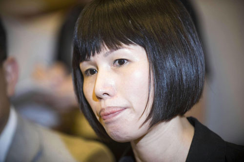 Hong Kong tour guide Li Qiaozhen, known as 'Ah Zhen' is seen at a press conference in this file photo of July 27. 2010. The Tourism Industry Council (TIC) of Hong Kong permanently suspended her profession certificate on Saturday. [Photo/Xinhua]