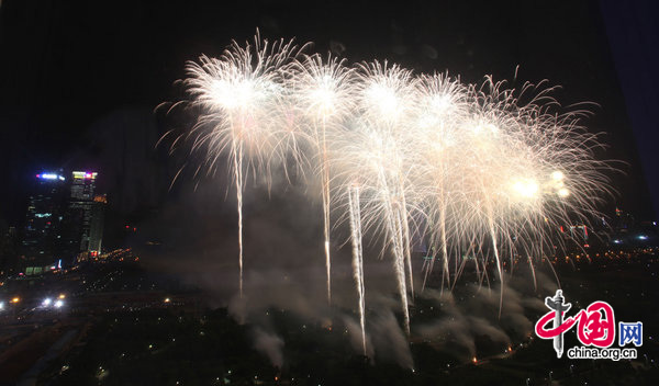 Photo taken on Sept. 6, 2010 in Shenzhen, south China&apos;s Guangdong Province, shows fireworks which is set off to celebrate the 30th anniversary of the establishing of Shenzhen Special Economic Zone. [CFP]