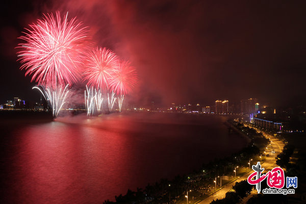 Photo taken on Sept. 6, 2010 in Shenzhen, south China&apos;s Guangdong Province, shows fireworks which is set off to celebrate the 30th anniversary of the establishing of Shenzhen Special Economic Zone. [CFP]
