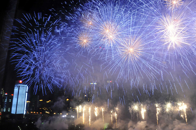 Photo taken on Sept. 6, 2010 in Shenzhen, south China&apos;s Guangdong Province, shows fireworks which is set off to celebrate the 30th anniversary of the establishing of Shenzhen Special Economic Zone. [Xinhua]