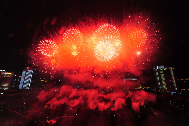 Photo taken on Sept. 6, 2010 in Shenzhen, south China&apos;s Guangdong Province, shows fireworks which is set off to celebrate the 30th anniversary of the establishing of Shenzhen Special Economic Zone. [Xinhua]