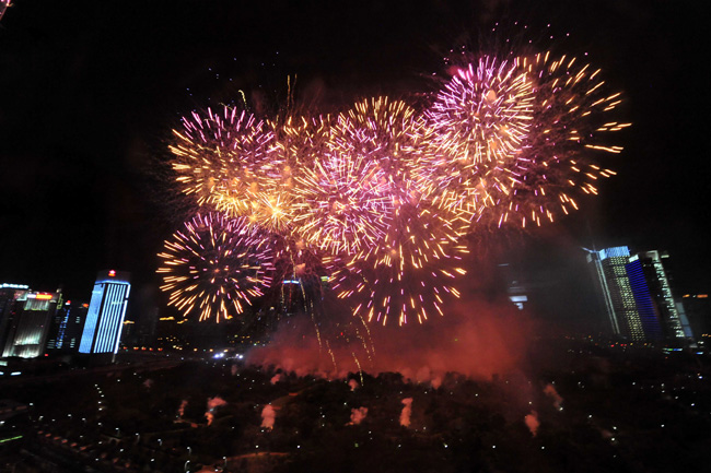 Photo taken on Sept. 6, 2010 in Shenzhen, south China&apos;s Guangdong Province, shows fireworks which is set off to celebrate the 30th anniversary of the establishing of Shenzhen Special Economic Zone. [Xinhua]