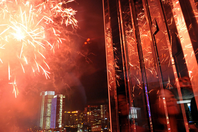 Photo taken on Sept. 6, 2010 in Shenzhen, south China&apos;s Guangdong Province, shows fireworks which is set off to celebrate the 30th anniversary of the establishing of Shenzhen Special Economic Zone. [Xinhua]