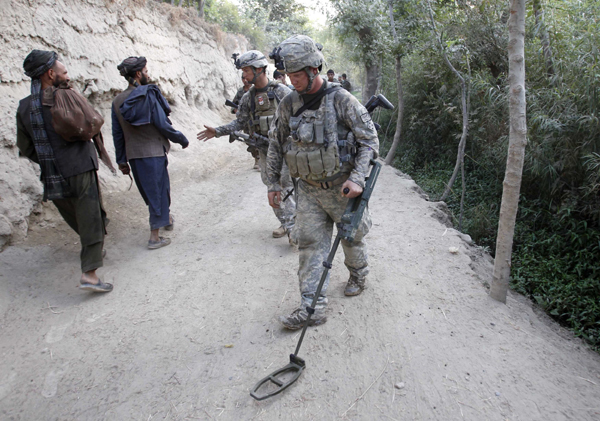 U.S. soldiers from Delta Company, a part of Task Force 1-66, patrol at Arghandab river valley, Kandahar province, September 6, 2010. [Xinhua/Reuters]