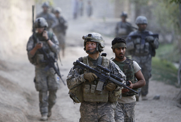 U.S. soldiers from Delta Company, a part of Task Force 1-66 patrol in the Arghandab river valley, Kandahar province, September 6, 2010. [Xinhua/Reuters]