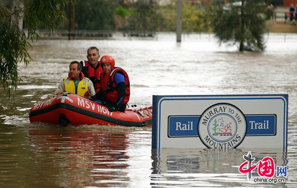 Stuart White and his dog Gypsy are evacuated by boat from their home on September 6, 2010 in Wangaratta, Australia. Many parts of Victoria were devastated by flood waters when heavy winds and rains inundated the area causing the worst flooding in over a decade. The State Emergency Service has ordered the evacuation of several cities and are warning residents that the threat is not yet over. [CFP]