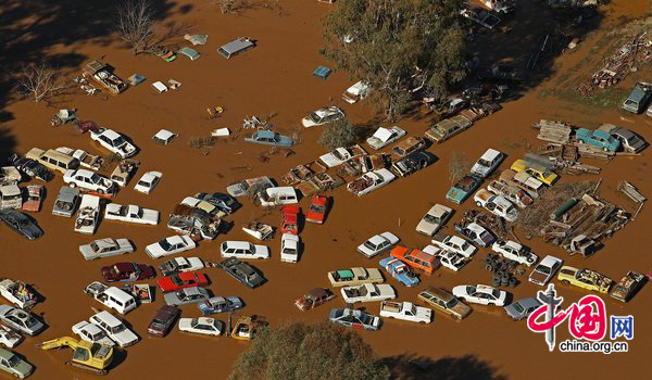 Flooded cars are seen amongst floodwater on September 6, 2010 in Wangaratta, Australia. [CFP]