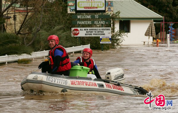 SES crews help a woman rescue her possessions from a caravan park on September 6, 2010 in Wangaratta, Australia. [CFP]