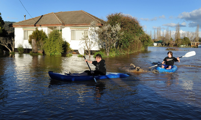 Rising floodwaters across Victoria&apos;s north of Australia are threatening hundreds of homes after the state&apos;s worst floods in 15 years, local media reported on September 6, 2010. Some 250 homes were evacuated over the weekend and many towns in Victoria&apos;s north-east and west are still on high alert. [Xinhua] 