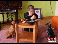 Edward Nino Hernandez eats lunch in his home in Bogota September 6, 2010. [Chinanews.com]