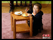 Edward Nino Hernandez eats lunch in his home in Bogota September 6, 2010. [Chinanews.com]