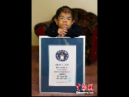 Edward Nino Hernandez poses with his Guinness World Records certificate in his home in Bogota September 6, 2010. [Chinanews.com]