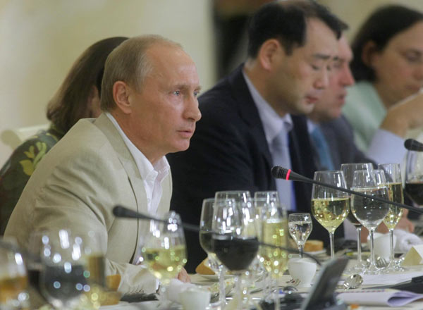 Russia's Prime Minister Vladimir Putin (L) speaks as he meets with members of the Valdai discussion group of Russia experts in the Black Sea resort of Sochi, September 6, 2010. [Agencies] 