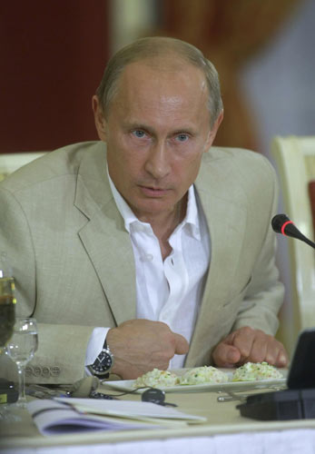 Russia's Prime Minister Vladimir Putin speaks as he meets with members of the Valdai discussion group of Russia experts in the Black Sea resort of Sochi, September 6, 2010. [Agencies]