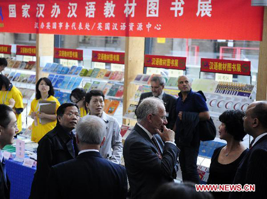 Delegates visit the exhibition of Chinese Language textbooks published by the Office of Chinese Language Council International (Hanban) prior to the opening of the 2010 Joint Conference of European Confucius Institutes at the London South Bank University (LSBU) in London, capital of Britain, Sept. 6, 2010.