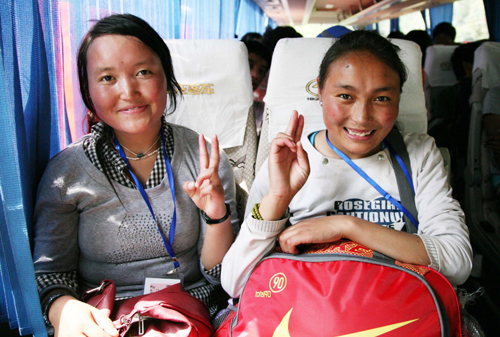 Tibetan students are on their way to a vocational school in Nanjing, East China's Jiangsu province, on Sept 6. About 220 Tibetan students arrived in Nanjing on Monday to attend vocational classes. [Photo/Xinhua] 
