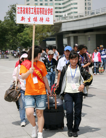 Students arrive at Nanjing railway station and are led to their campus on Sept 6. [Photo/Xinhua] 