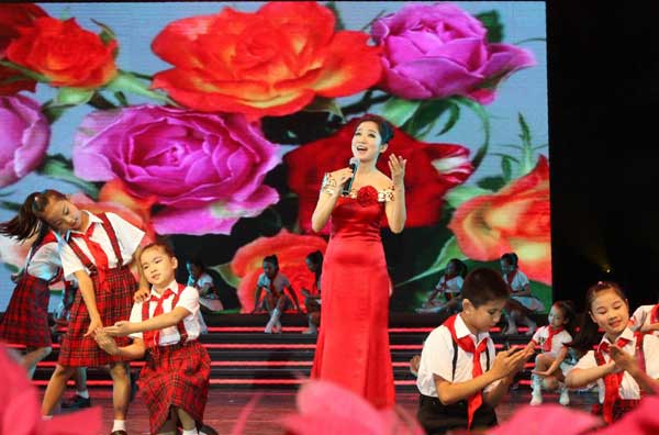 Deaf students at a special education school in Beijing&apos;s Dongcheng district participate in a performance to celebrate the upcoming Teachers Day, Sept 7, 2010. [Xinhua]