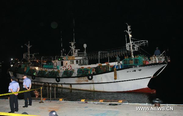 South Korean fishing boat &apos;Daeseung 55&apos;, with three Chinese and four South Korean crew members on board, arrives in Sokcho, South Korea, on Sept. 7, 2010. [Xinhua]