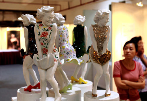 Ceramic sculptures of American Hollywood legend Marilyn Monroe in chi-pao, the traditional Chinese-style long gown, are displayed at an art exhibit in Shanghai, Sept 8, 2010. [Xinhua]