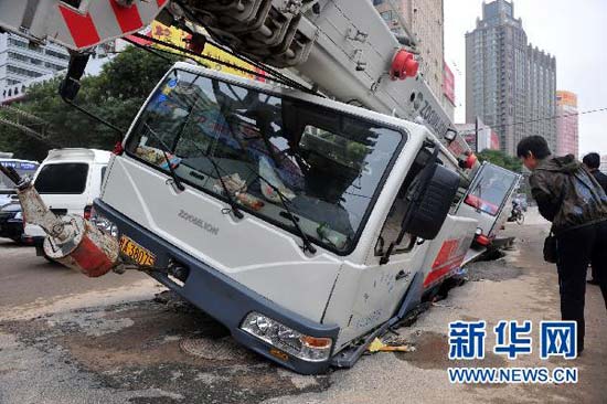 A truck gets stuck in a sink hole on a road in Lanzhou, Northwest China&apos;s Gansu province on Sept 7. [Xinhua] 