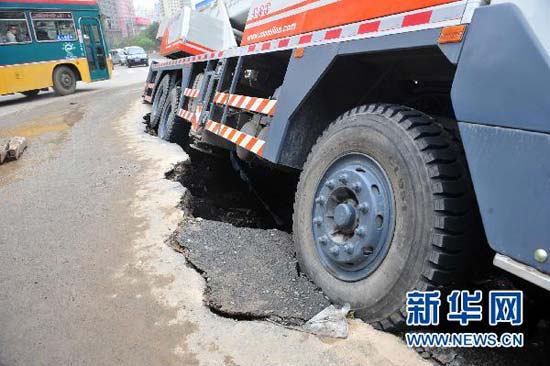 A truck gets stuck in a sink hole on a road in Lanzhou, Northwest China&apos;s Gansu province on Sept 7. [Xinhua] 