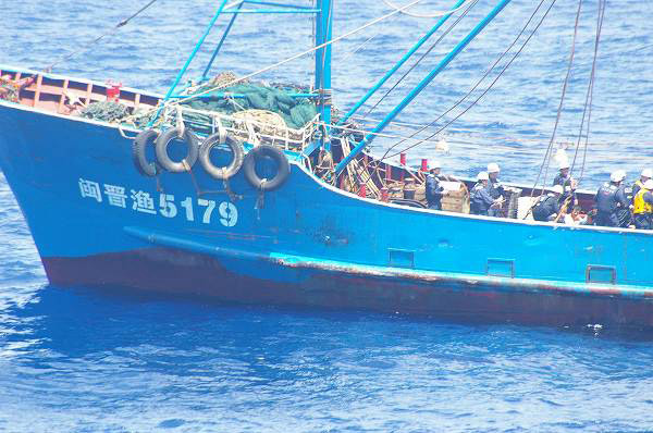 A Chinese fishing boat is inspected by Japan Coast Guard crew members after it collided with two Japanese coast guard vessels near the Diaoyu Islands in the East China Sea, known as the Senkaku isles in Japan, Sept 7, 2010.[Agencies]