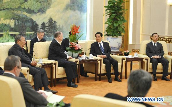 Chinese President Hu Jintao (2nd R) meets with head of U.S. President Barack Obama's National Economic Council Lawrence Summers (2nd L) and U.S. Deputy National Security Adviser Tom Donilon (4th L) in Beijing, capital of China, Sept. 8, 2010. [Li Xueren/Xinhua]
