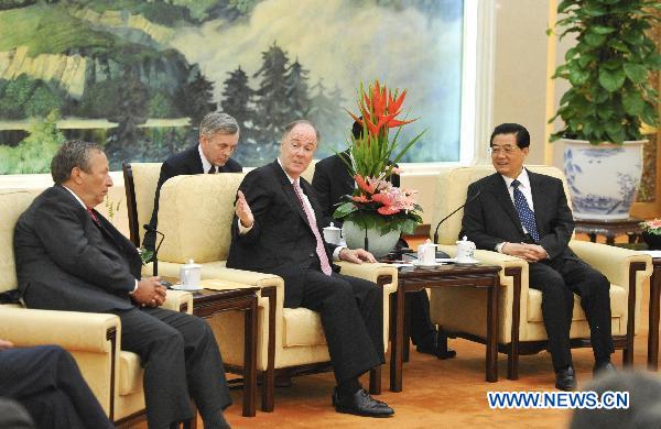 Chinese President Hu Jintao (1st R) meets with head of U.S. President Barack Obama's National Economic Council Lawrence Summers (1st L) and U.S. Deputy National Security Adviser Tom Donilon (3rd L) in Beijing, capital of China, Sept. 8, 2010. [Li Xueren/Xinhua]