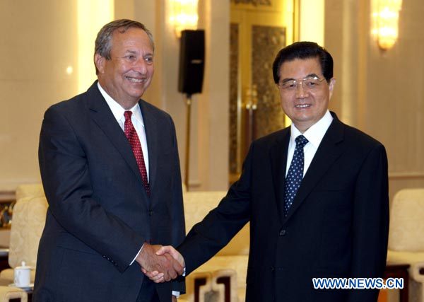 Chinese President Hu Jintao (R) shakes hands with head of U.S. President Barack Obama's National Economic Council Lawrence Summers in Beijing, capital of China, Sept. 8, 2010. [Yao Dawei/Xinhua]