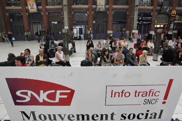 Commuters wait for a train for few hours before a strike over pension reforms at the Lille-Flandres station, northern France, Sept. 6, 2010. [Xinhua]