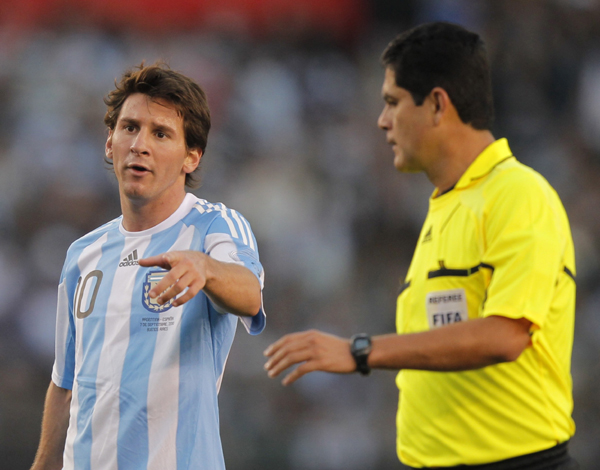 Lionel Messi of Argentina points at referee Oscar Ruiz of Colombia during a international friendly soccer match against Spain in Buenos Aires, September 7, 2010. (Xinhua/Reuters Photo)