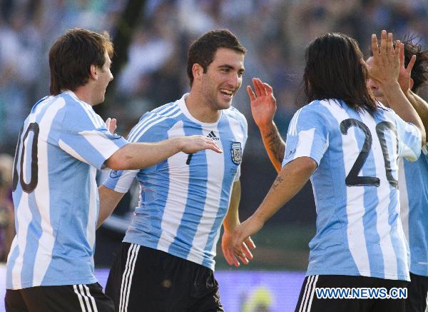 Argentina's Gonzalo Higuain celebrates with teammates after scoring a goal during the friendly soccer match against Spain in Buenos Aires, Argentina, Sept. 7, 2010. (Xinhua/Martin Zabala)