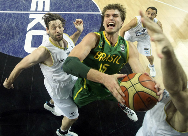 Brazil's Tiago Splitter (R) shoots under pressure from Argentina's Fabricio Oberto (L) during their FIBA Basketball World Championship game in Istanbul September 7, 2010. Argentina beat Brazil 93-89. (Xinhua/Reuters Photo)