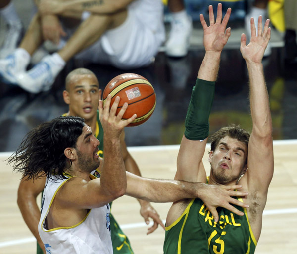 Argentina's Luis Scola (L) fights his way past the defense of Brazil's Tiago Splitter (R) during their FIBA Basketball World Championship game in Istanbul, September 7, 2010.Argentina beat Brazil 93-89. (Xinhua/Reuters Photo)