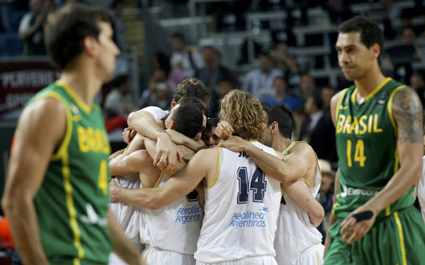 Argentina's players (REAR) celebrate, as Marcus Vieira (R) and Marcelinho Machado look on after their FIBA Basketball World Championship game in Istanbul September 7, 2010.Argentina beat Brazil 93-89. (Xinhua/Reuters Photo)