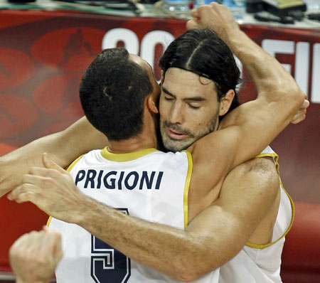 Argentina's Luis Scola (R) and Pablo Prigioni (L) celebrate at the end of their game against Brazil during FIBA Basketball World Championship in Istanbul, September 7, 2010. Argentina beat Brazil 93-89.(Xinhua/Reuters Photo)