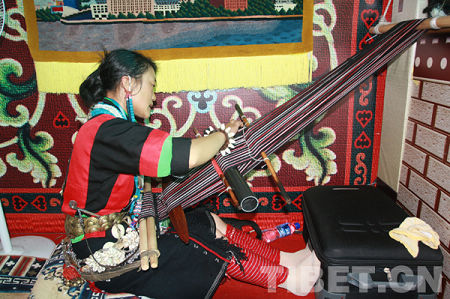 Lhoba-style weaving skills on exhibition, photo from China Tibet Online. 