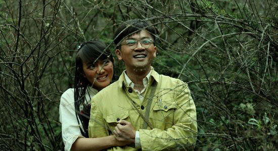A still of the romantic film 'New Kangding Qing Ge' starring Alec Su, Ju Wenpei and Pu Bajia.