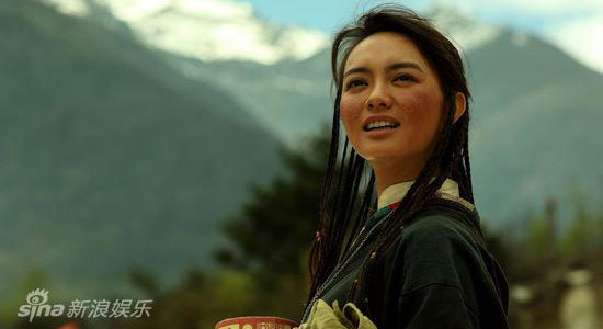 A still of the romantic film 'New Kangding Qing Ge' starring Alec Su, Ju Wenpei and Pu Bajia.