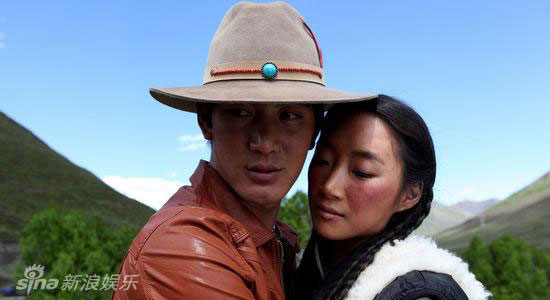 A still of the romantic film 'New Kangding Qing Ge' starring Alec Su, Ju Wenpei and Pu Bajia.