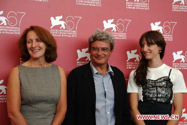 Italian director Mario Martone (C), Irish actress Fiona Shaw (L) and actress Francesca Ianudi pose during a photocall of 'Noi credevamo' at the 67th Venice Film Festival at Venice Lido, Italy, on Sept. 7, 2010.