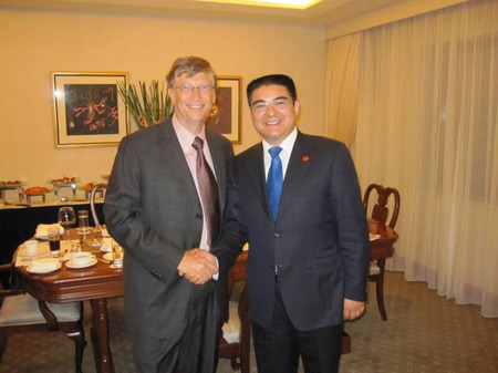 Bill Gates and Chen Guangbiao in 2009, one of the two Chinese billionaires accepting the invitation to the charity banquet.[File photo]