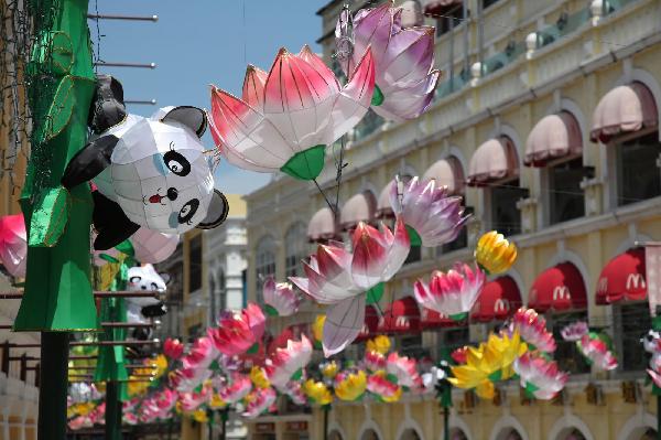 Photo taken on Sept. 7, 2010 shows panda-shaped Mid-Autumn lanterns in Macao of south China, Sept, 7, 2010. Two giant pandas from the Chengdu Research Base of Panda Breeding will soon be sent here as a gift to the Macao Special Administrative Region.