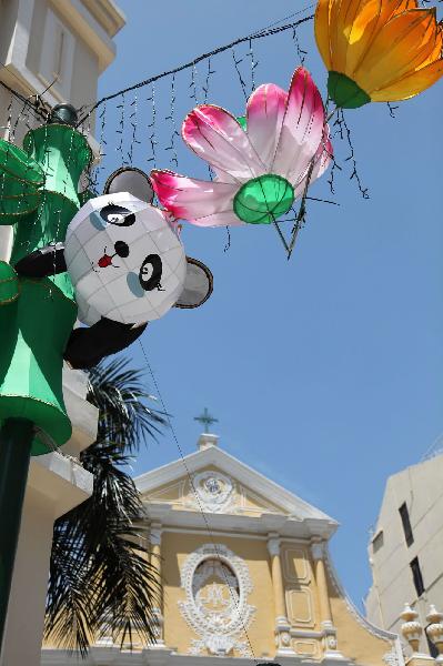 Photo taken on Sept. 7, 2010 shows a panda-shaped Mid-Autumn lantern in Macao of south China, Sept, 7, 2010. 