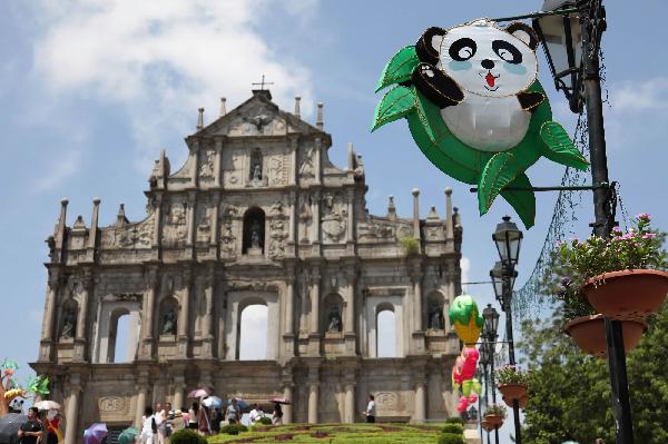 Photo taken on Sept. 7, 2010 shows a panda-shaped Mid-Autumn lantern in Macao of south China, Sept, 7, 2010.